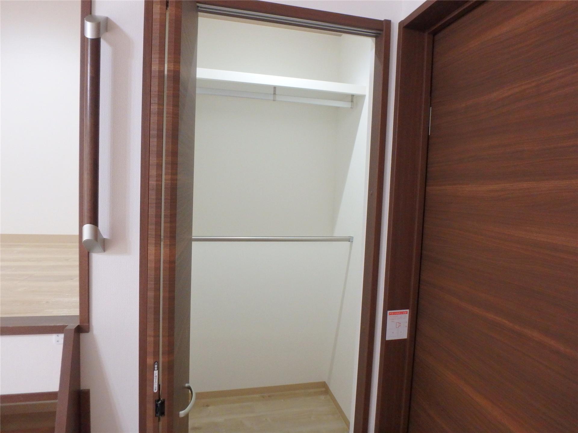 収納　収納力のあるウォークインクローゼットです