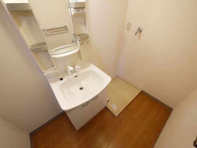 洗面設備　ゆったりとスペースのある洗面所