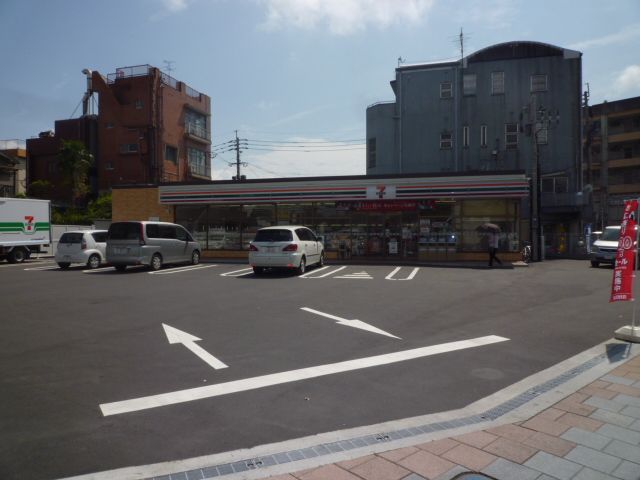 コンビニ　セブンイレブン護国神社前店（コンビニ）まで650m