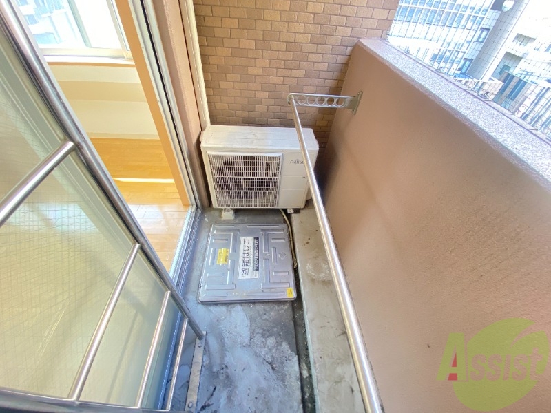 バルコニー　お外を見ながら一服もできる広さ