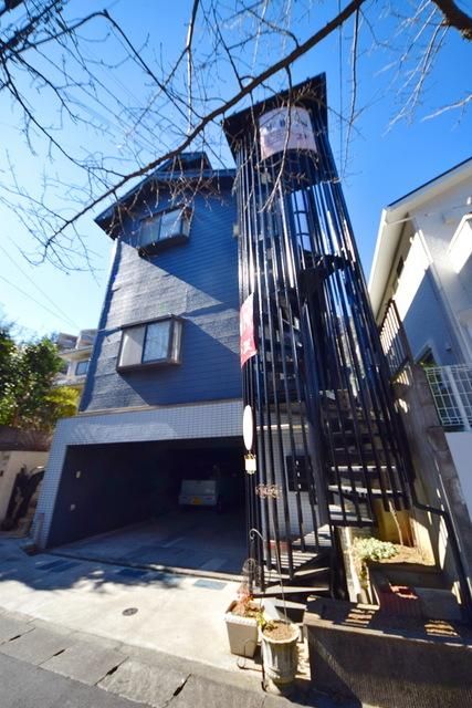 建物外観　★三階建てのキレイなアパートです♪★