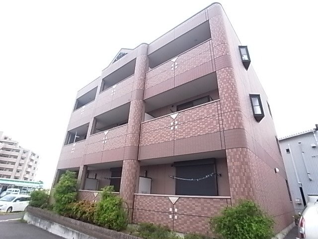 建物外観　おしゃれな物件です。角部屋には出窓もあります。