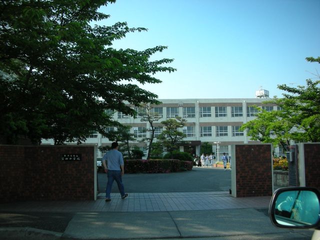 中学校　市立富田中学校（中学校）まで730m