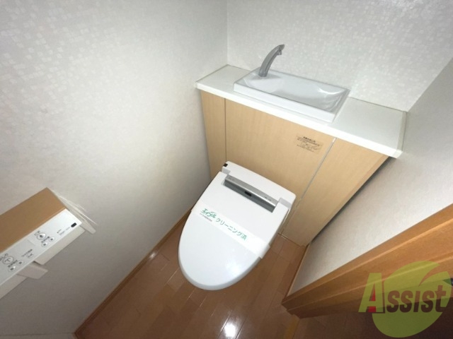 トイレ　嬉しいウォシュレット機能付きです。シャワートイレは便利ですね