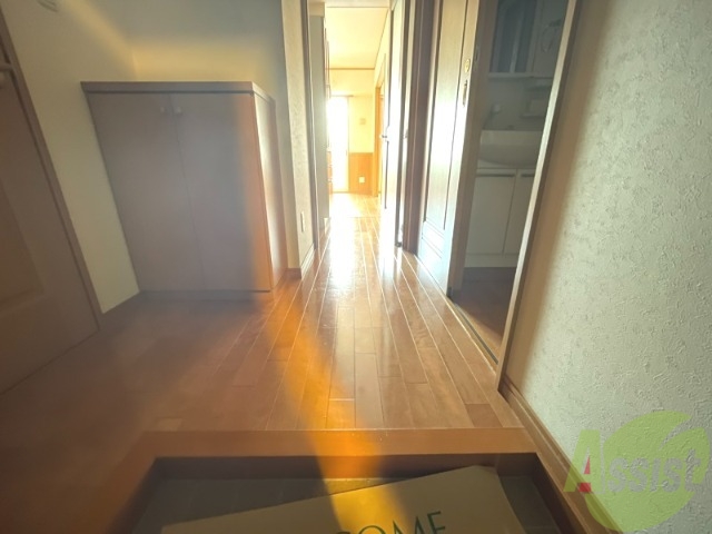 玄関　洗面台は独立しています。朝の身支度はこちらでどうぞ～