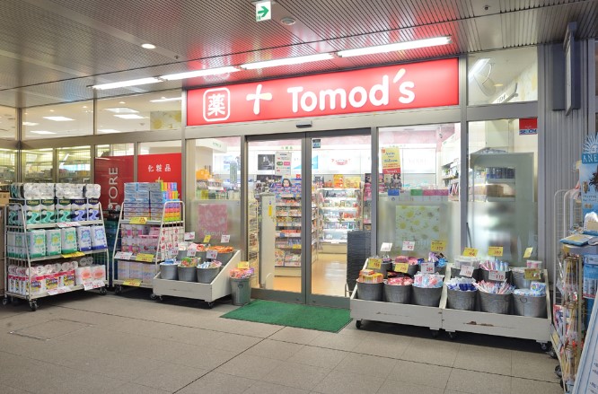 ドラックストア　トモズ白金プラザ店（ドラッグストア）まで374m