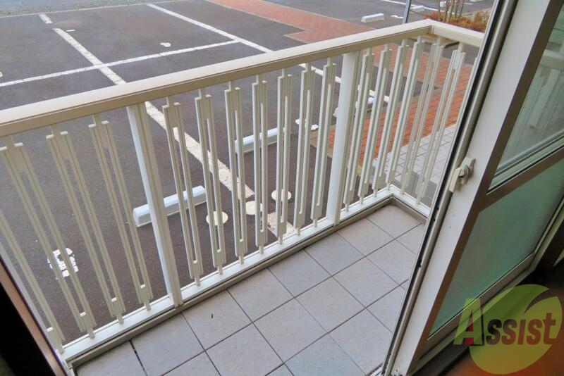 バルコニー　バルコニーは洗濯物もしっかり干せそうな広さですね。