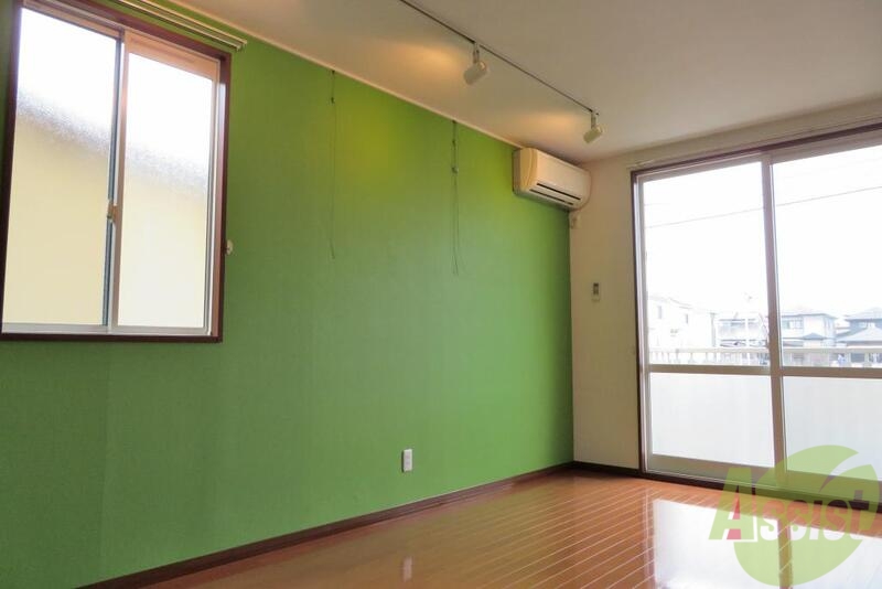 居室・リビング　窓が２つあり、明るさが印象的なお部屋ですね。