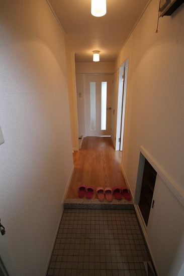 玄関　写真は類似です。