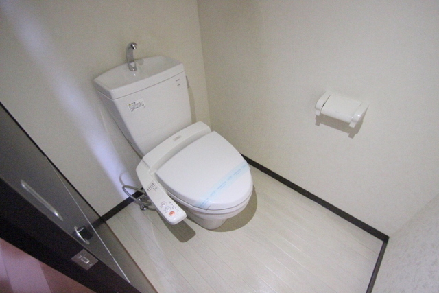 トイレ　同物件別号室の写真です。