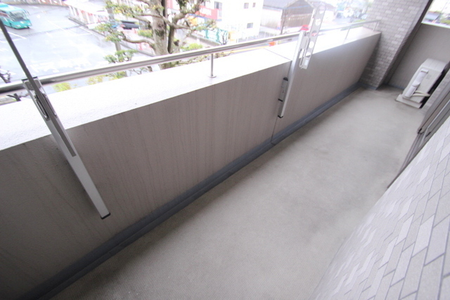 バルコニー　同物件別号室の写真です。