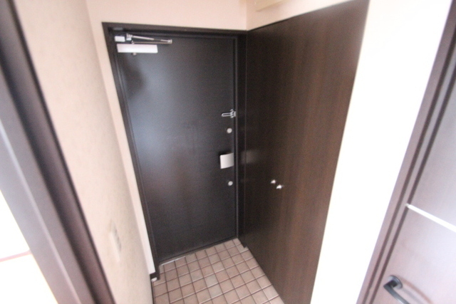 玄関　同物件別号室の写真です。