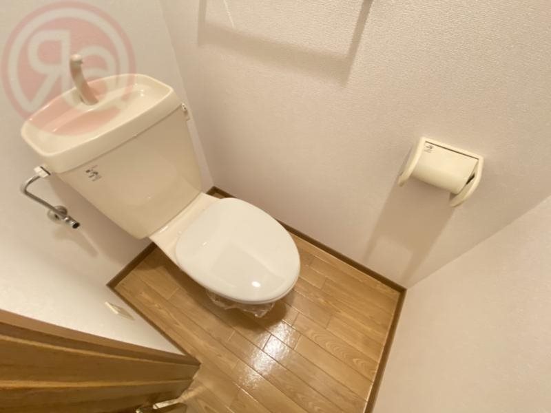 トイレ　同施工会社・同型モデルの室内です。（参考写真・イメージ写真）