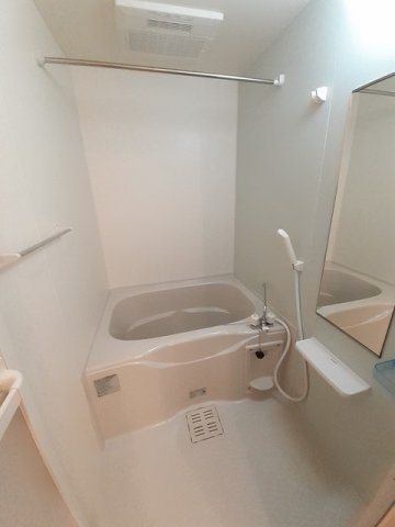 バス・シャワールーム　浴室乾燥機付きのお風呂です♪
