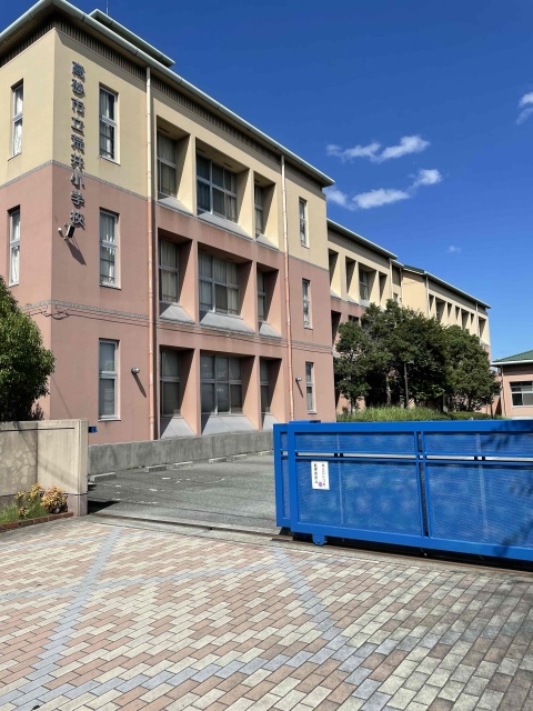 小学校　高砂市立荒井小学校（小学校）まで840m