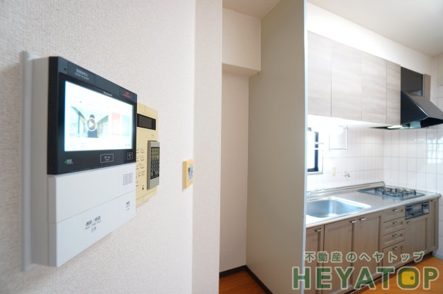 セキュリティ　モニター付きドアホンで安心確認（同仕様写真）