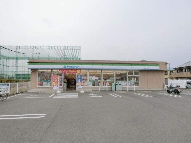 コンビニ　ファミリーマート（コンビニ）まで250m