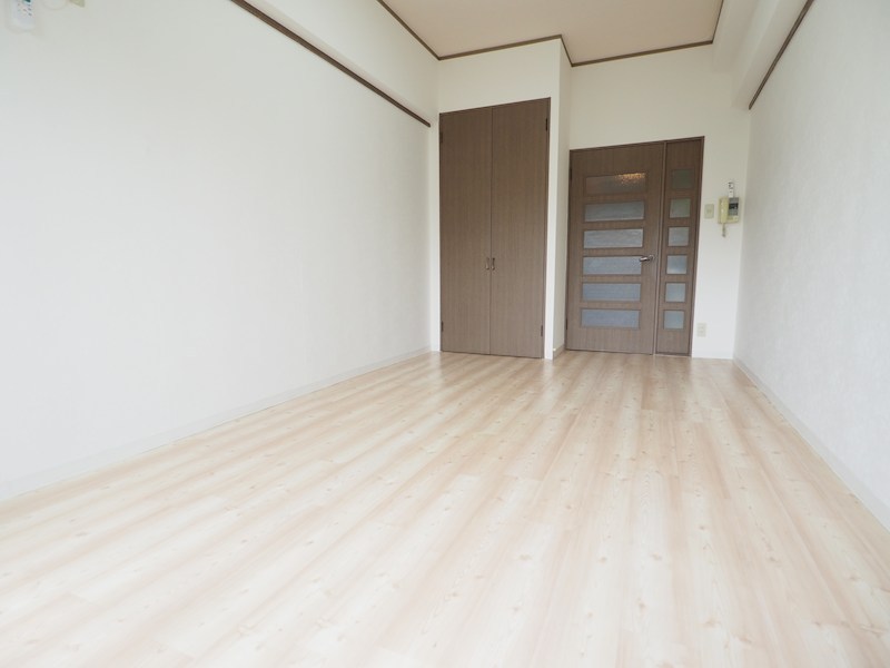 居室・リビング　明るいリビング。広々10帖。