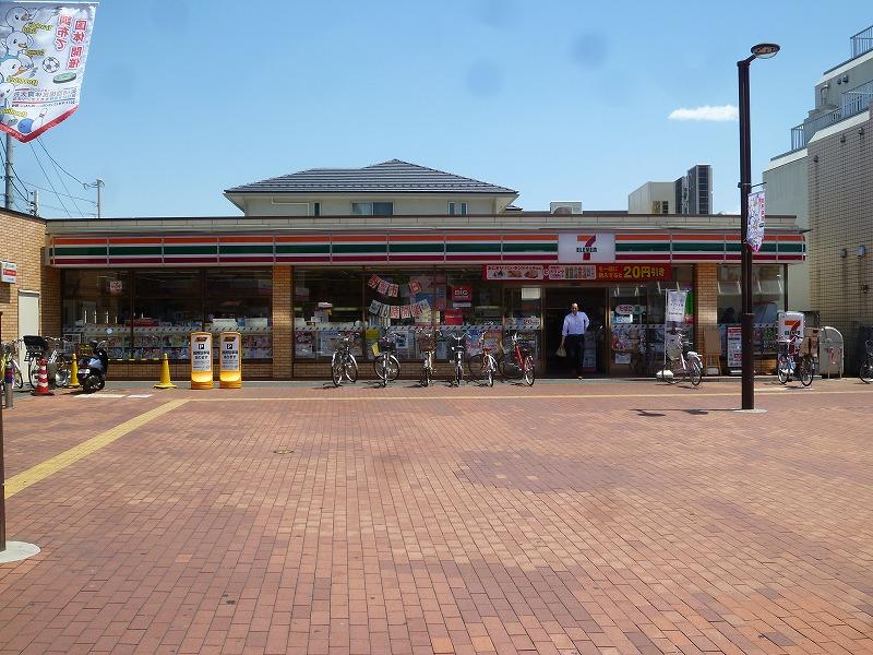 コンビニ　セブンイレブン（コンビニ）まで858m