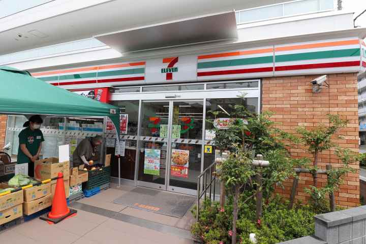 コンビニ　セブンイレブン（コンビニ）まで136m