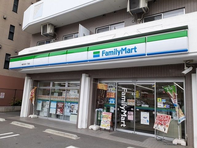 コンビニ　ファミリーマート（コンビニ）まで53m