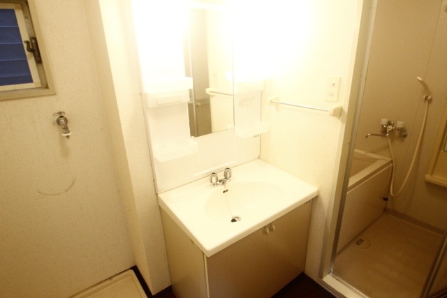 洗面設備　独立洗面台、朝の身支度には欠かせません