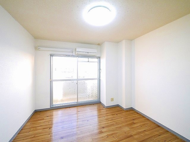 居室・リビング　明るい洋室です。