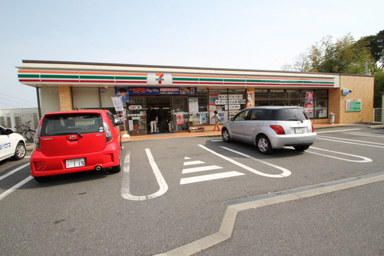 コンビニ　セブンイレブン広島草津梅が台店（コンビニ）まで671m