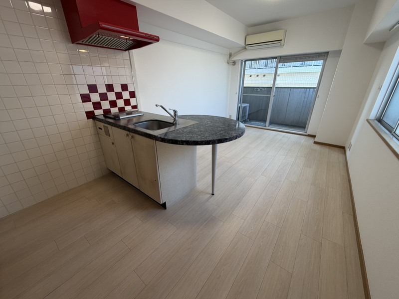 居室・リビング　家具の配置に困らないリビングですね