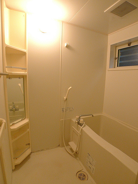 バス・シャワールーム　浴室には小窓付き