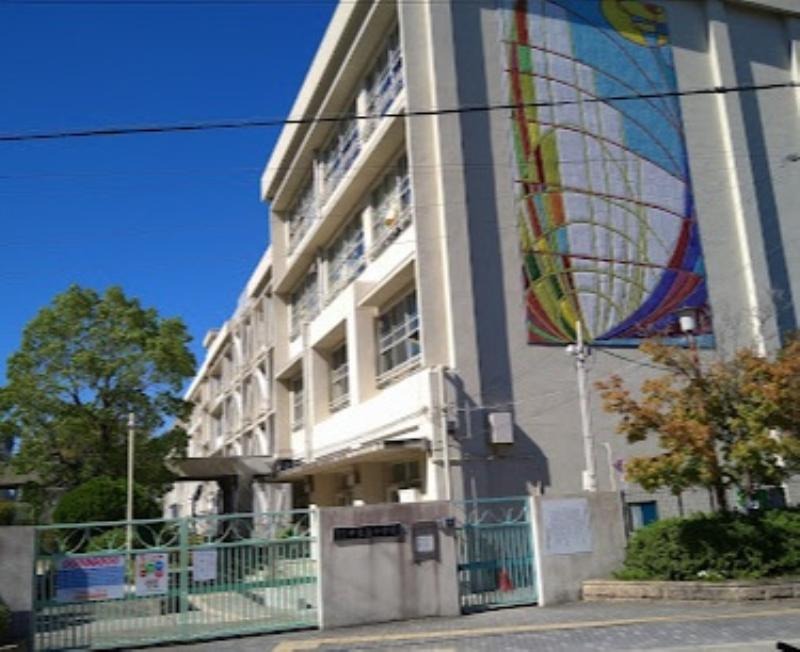 小学校　豊中市立中豊島小学校（小学校）まで666m