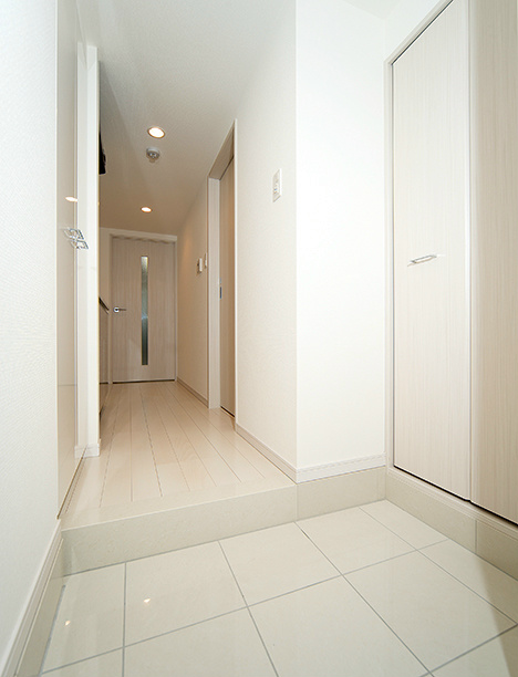 玄関　人感センサー照明付！