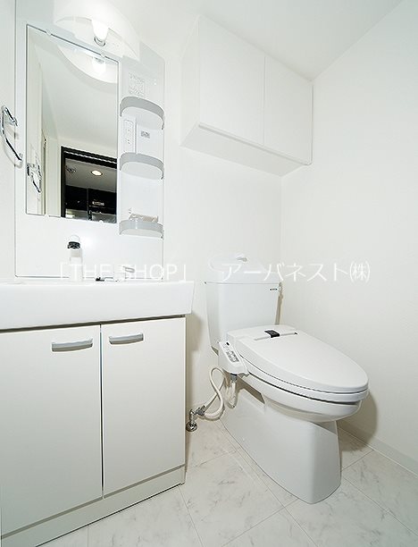 トイレ　シャワートイレ。上部に収納あります。