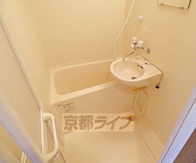 バス・シャワールーム　清潔感あるバスルーム