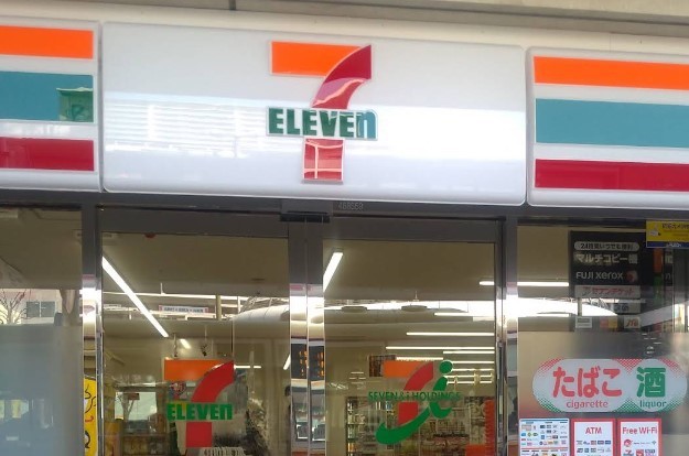 コンビニ　セブン－イレブン秦野駅北口店（コンビニ）まで633m