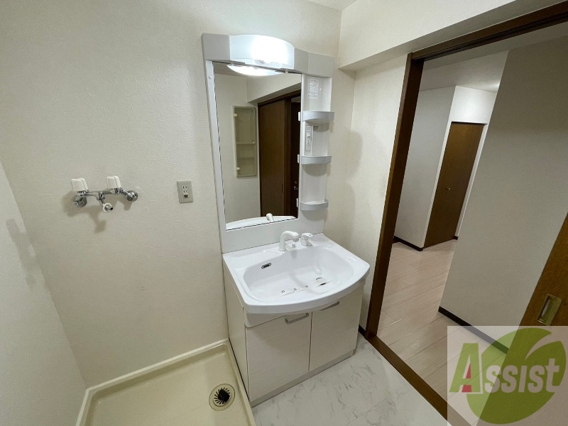 洗面設備　シャンプードレッサー。身支度はここでばっちりですね。