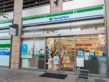コンビニ　ファミリーマート港区白金プラザ店（コンビニ）まで498m