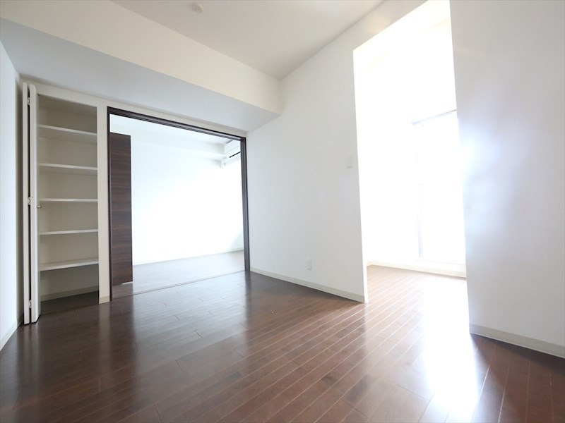 居室・リビング　ＬＤＫ8.3帖　システムキッチン　エアコン付　バルコニー