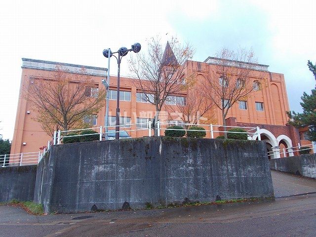 中学校　小矢部市立石動中学校（中学校）まで1716m