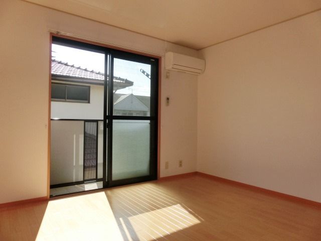 居室・リビング　明るい８帖のお部屋です。