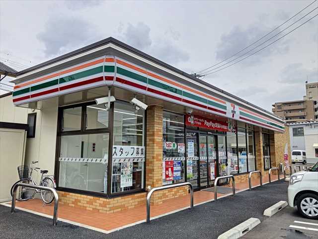 コンビニ　セブンイレブン（コンビニ）まで718m