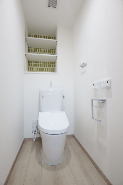 トイレ　★ちょっとした収納棚も嬉しいトイレ★Ｂ号室別階も同種同型の仕