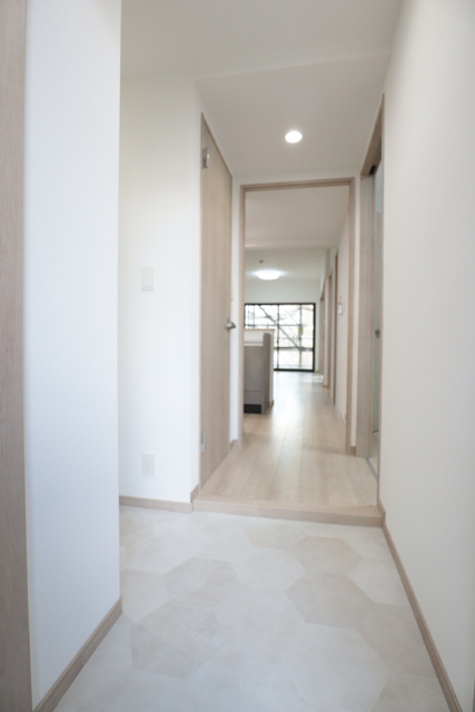 玄関　★段差の少ない玄関★Ｂ号室別階も同種同型の仕様