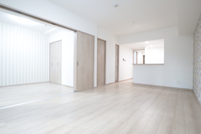 居室・リビング　★１５帖の広々としたＬＤＫにはダイニングやソファー等も設置で