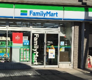 コンビニ　ファミリーマート 小浦杉田駅前店（コンビニ）まで104m