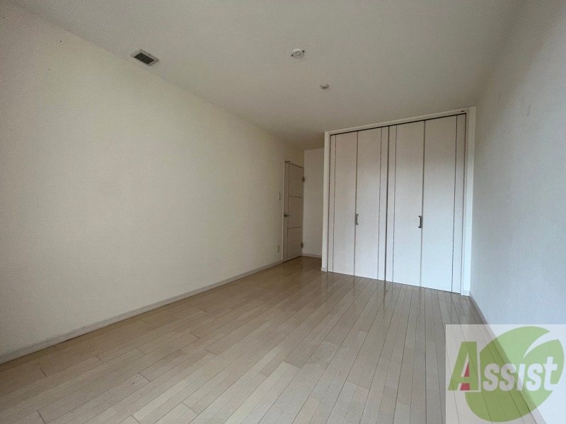 その他部屋・スペース　寝室はこちらです。光が差し込む、温かみのあるお部屋です。