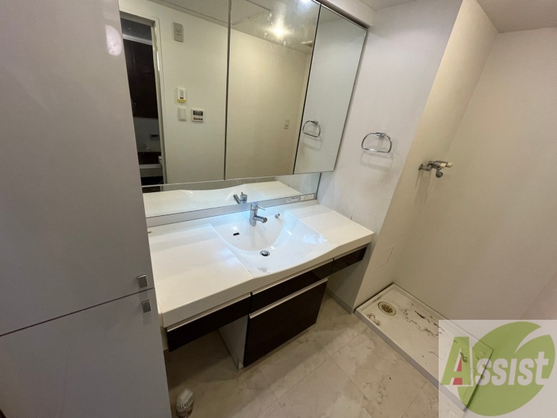 洗面設備　大きくて使いやすそうな独立洗面台になっています。