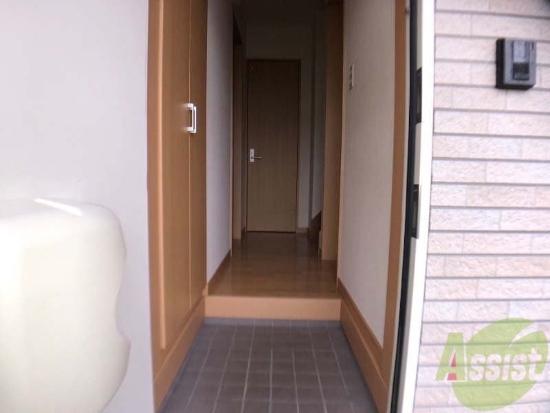 玄関　玄関から各居室へスムーズに行けそうですね