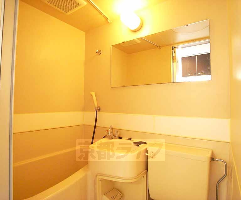 洗面設備　鏡が大きめですね。