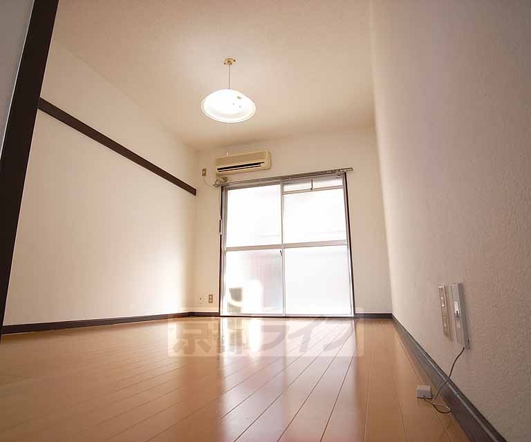 居室・リビング　綺麗に改装された室内です。